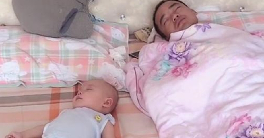 Thấy chồng ru con ngủ ngon lành bà mẹ rất vui cho đến khi nhìn lên điều hòa lại nổi giận