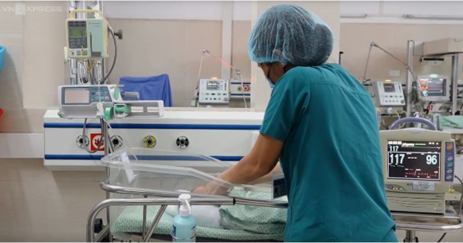 Vụ 20 phút giải cứu bé sơ sinh từ khe tường 10cm: Sức khỏe bé đang dần ổn định