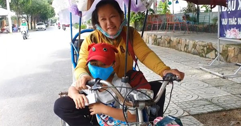 Ba bỏ đi, bé trai 9 tuổi phụ mẹ tật nguyền bán vé số mưu sinh vẫn học tập xuất sắc