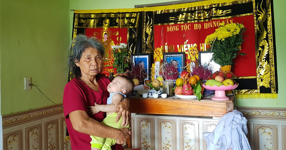 Bố mẹ và anh trai mất vì tai nạn, bà nội bế bé 5 tháng tuổi đi khắp làng xin sữa