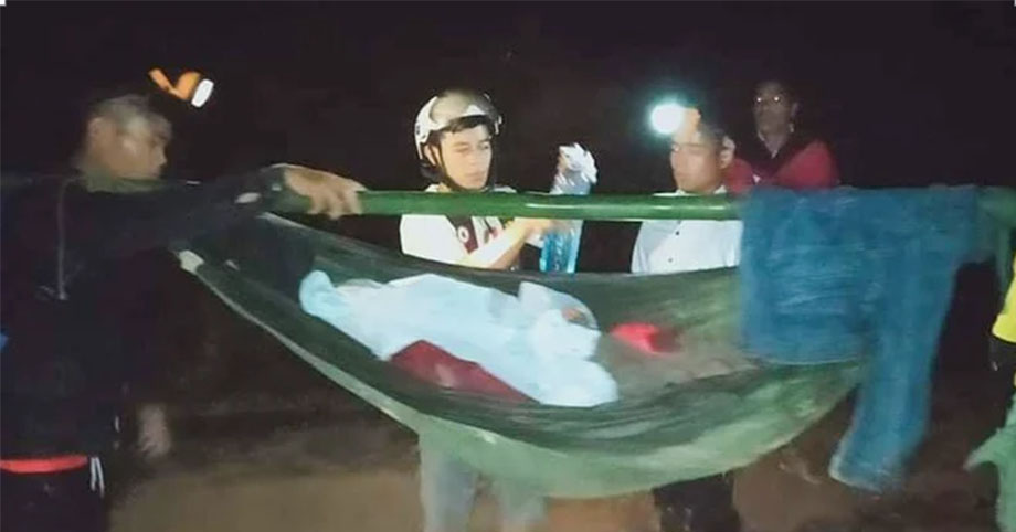 Mưa lũ khiến đường sạt lở, nữ bệnh nhân được khiêng võng, vượt 37km đi cấp cứu