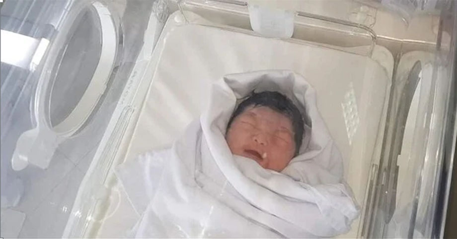 Sản phụ đang điều trị 𝘊𝘰𝘷𝘪𝘥-19 sinh hạ bé trai nặng 3,8kg