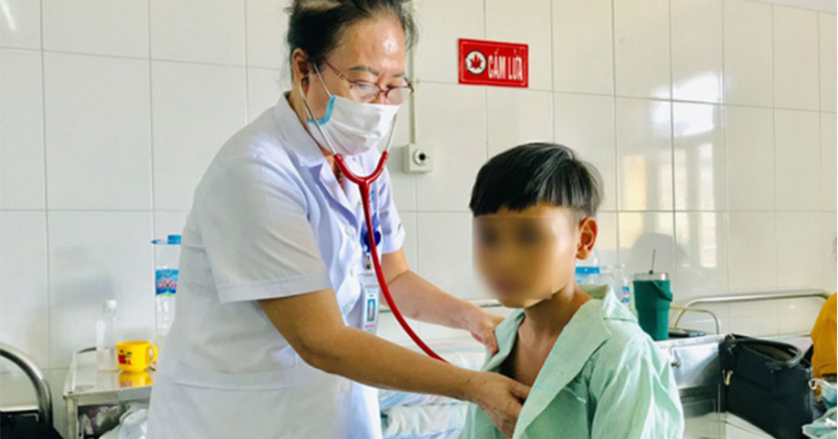 Gia đình 𝚌ú𝚗𝚐 𝚖𝚊 để 𝚐𝚒ả𝚒 𝚝à chữa bệnh, bé trai 11 tuổi 𝚗𝚐𝚞𝚢 𝚔ị𝚌𝚑 vì suy thận cấp