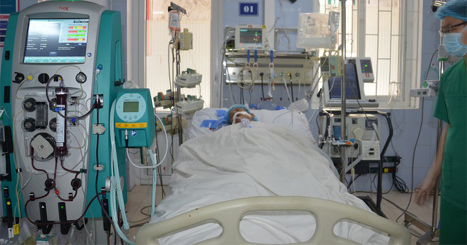 Thương người vợ nức nở ở hành lang bệnh viện: Các bác ơi cứu chồng em với!