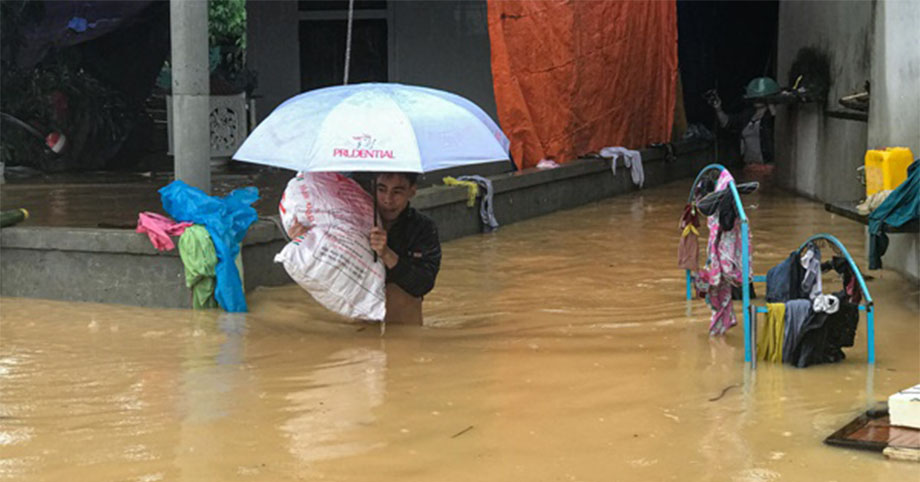 Lũ lụt miền Trung: Đau lòng cảnh dân sơ tán đồ đạc trong biển nước