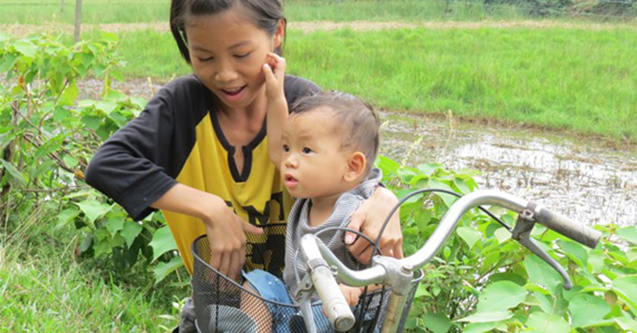Thương mẹ loạn trí, bé gái mỗi ngày ‘cắp nách’ theo em 1t đến trường: Thèm 1 lần gặp cha ruột