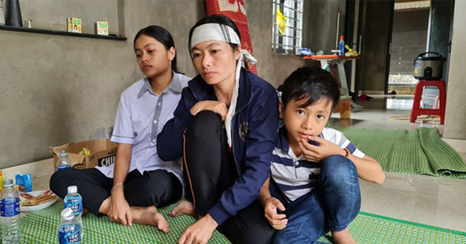 Quảng Bình: Cha phụ hồ qua đời vì kiệt sức cứu người trong lũ dữ, cả xóm nghèo ám ảnh đôi mắt thẫn thờ của 2 đứa trẻ thơ