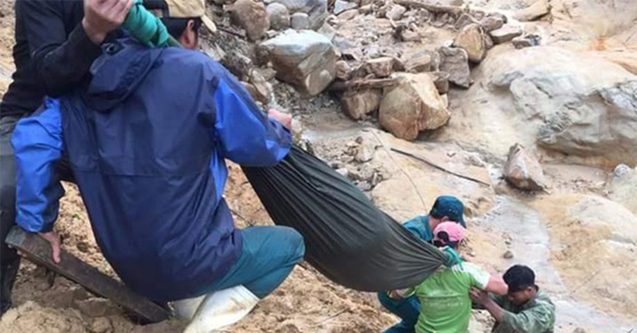 Đau đớn đôi vợ chồng giúp dân khắc phục bão lũ bị mất đứa con trong bụng khi băng rừng cõng hàng cứu trợ bà con
