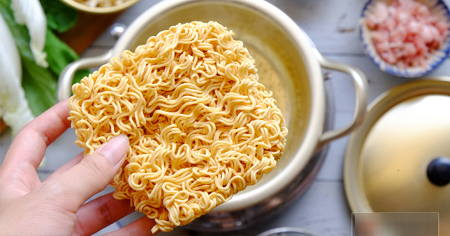 Trung bình mỗi người tiêu thụ 55 gói mì tôm/năm nhưng không phải ai cũng biết cách ăn ít gây hại sức khỏe