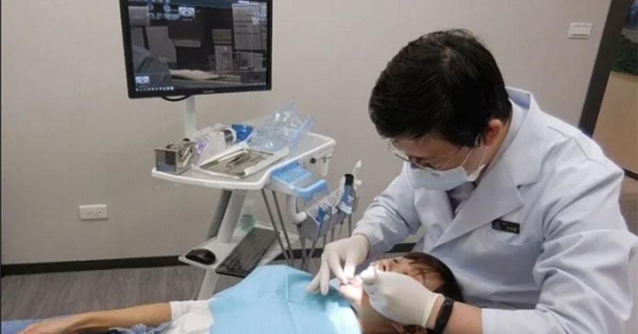 Cô nàng 28 tuổi buộc phải nhổ cả hàm răng trên vì thói quen răng miệng ai cũng mắc phải