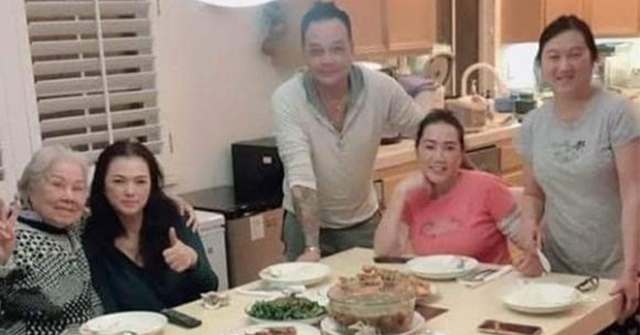 Bà xã NS Chí Tài tiều tụy và gầy đi thấy rõ sau khi lo tang lễ cho chồng, người thân vây quanh an ủi