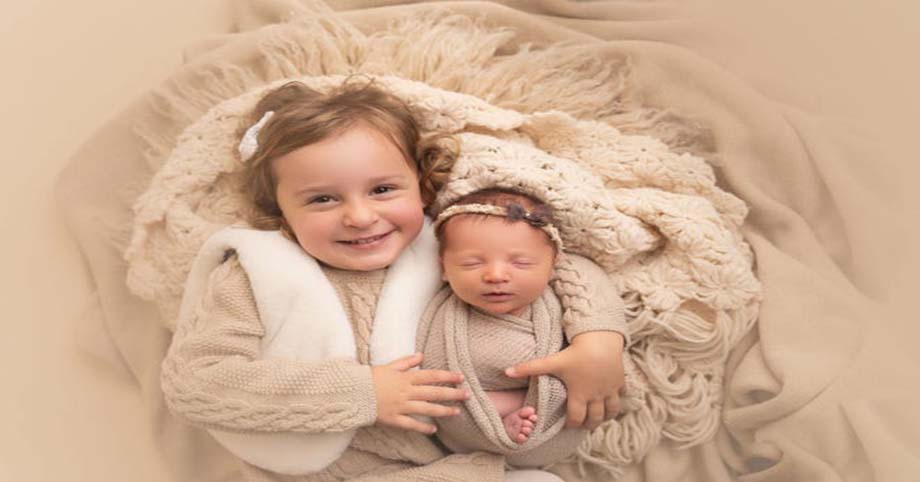 Một em bé đã chào đời khỏe mạnh từ phôi thai đông lạnh 27 năm tuổi, phá vỡ luôn cả kỷ lục của chị gái mình