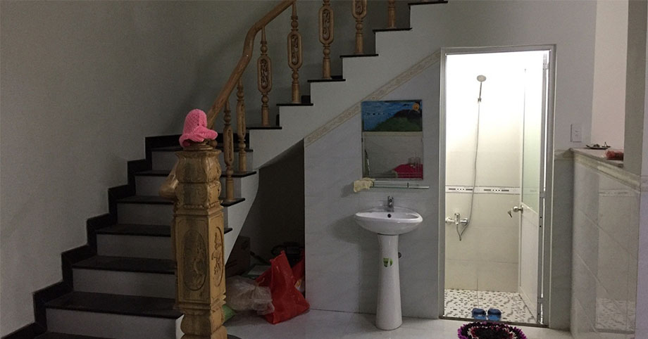 Dù chịu thiệt đất cũng không nên làm WC dưới gầm cầu thang