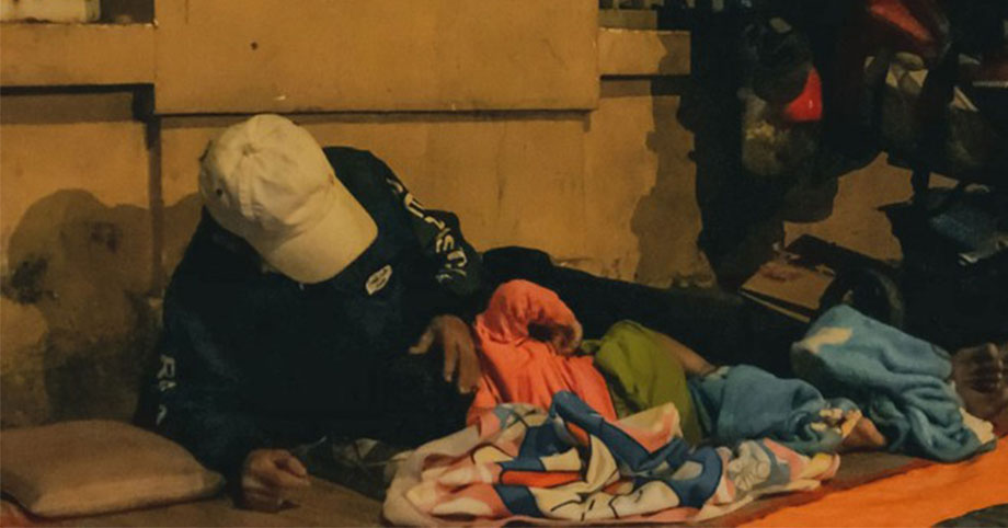 Xót xa hình ảnh: Ông bố ôm con gái hơn 1 tuổi nằm co ro trên lề đường trong đêm Sài Gòn trở lạnh 19 độ