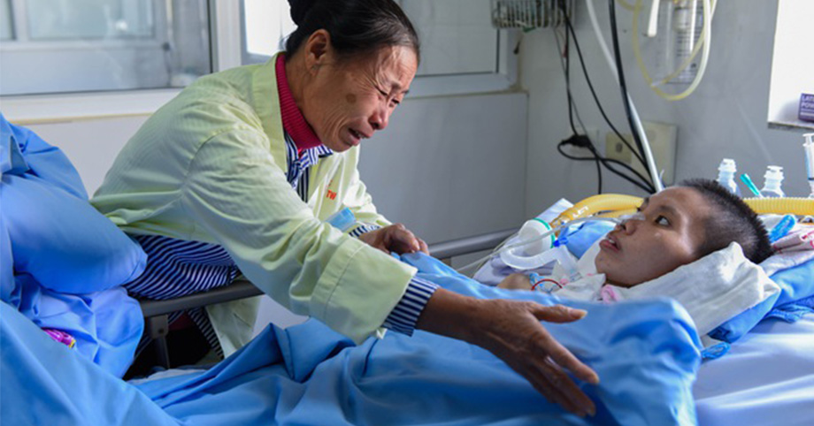 Rớt nước mắt thương cảnh người mẹ ròng rã theo con ‘lấy bệnh viện làm nhà’