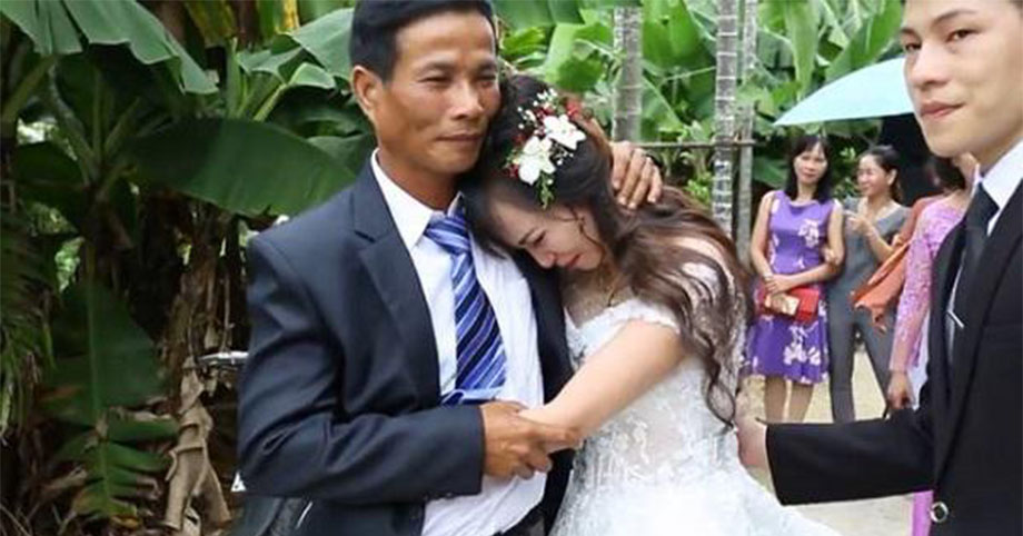 Bố mẹ mất sớm, cô dâu khóc òa níu tay chú ruột trong ngày cưới khiến mọi người rưng rưng