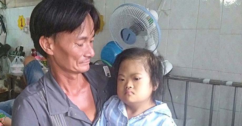 Người cha khắc khổ xin quỳ lạy để cứu con gái chịu thiệt thòi từ nhỏ