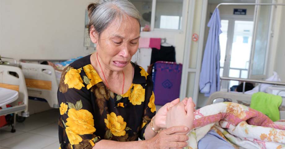 Rớt nước mắt cảnh mẹ nghèo kiệt sức tìm sự sống cho con trai 18 tuổi