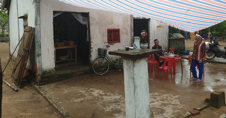 Bố mẹ mất sớm, 3 anh em bệnh tật phải nương tựa bà cô mù lòa