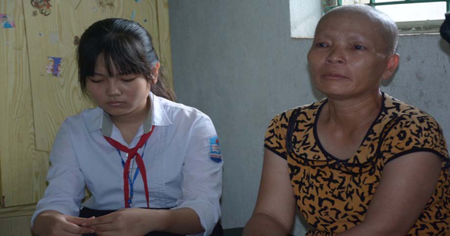 Người mẹ đơn thân ứa nước mắt nghĩ về viễn cảnh bỏ lại con gái mồ côi