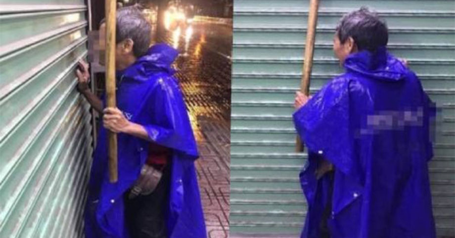 Xót xa: Cụ ông bị mù lầm lũi trong cơn mưa, cho tiền không lấy phải đổi bút bi