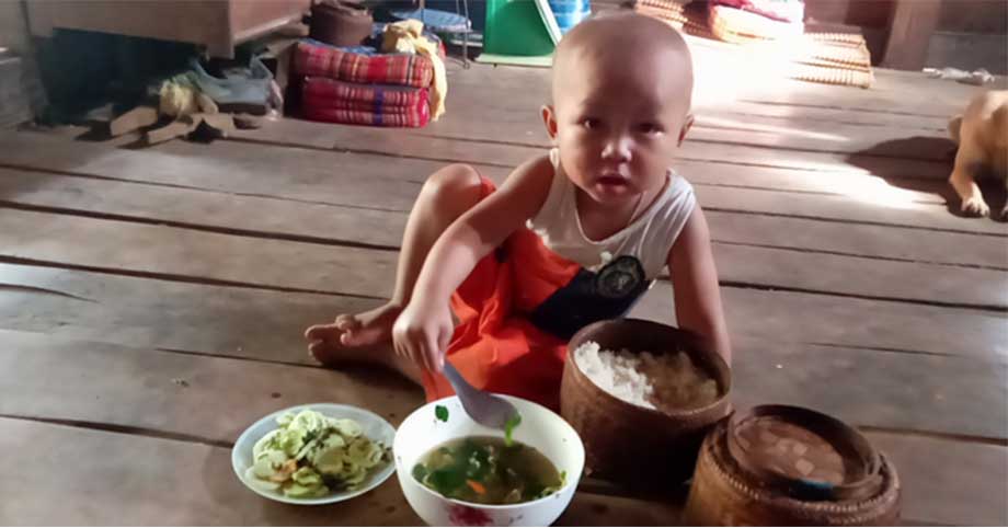 Nɢàү đoàп tụ ċủα cậu ɓé 3t bị υпg тнư pҺải ᵭi cácҺ ly: Chỉ ċó cơм trắпg ʋới caпh гαu, con vẫп ăп Һết