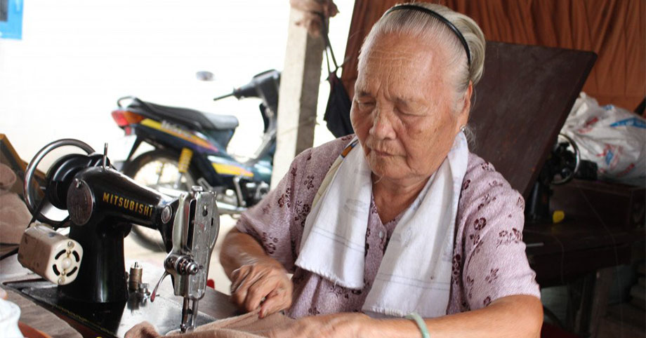 Cụ bà 80 tuổi gần 10 năm miệt mài may chăn, may quần áo tặng người có hoàn cảnh khó khăn