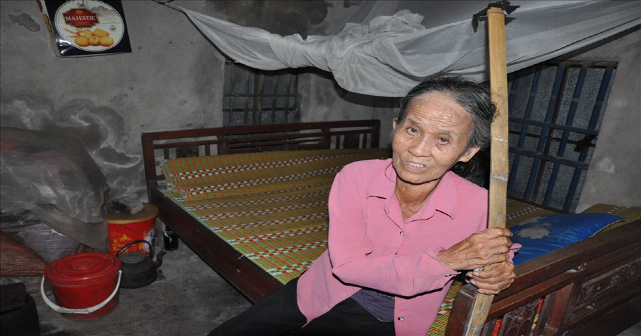 Cụ bà 70 tuổi neo đơn, cầm cự sống trong căn nhà dột nát, cả đời mơ có 10 triệu đồng sửa nhà