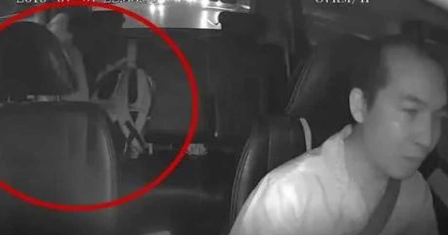 Thai phụ chuyển dạ trên taxi, tự sinh con rồi 𝚌ắ𝚝 𝚍â𝚢 𝚛ố𝚗, còn bình tĩnh hỏi: “Tiền xe bao nhiêu em trả”