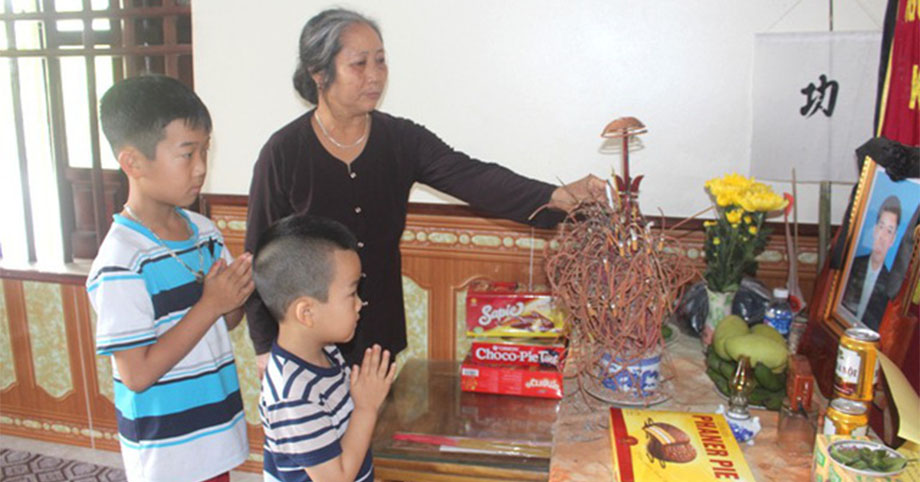 Tương lai mịt mờ của 2 đứa trẻ có bố qua đời vì tai nạn, bà nội mắc bệnh ung thư