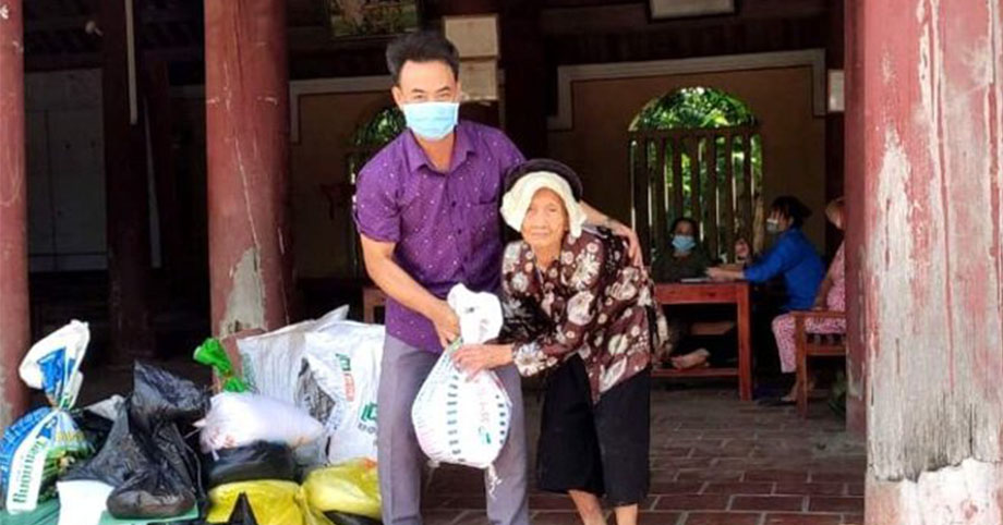 Xúc động hai cụ bà hơn trăm tuổi ở Thanh Hóa mang gạo ủng hộ người dân TP.HCM mùa dịch