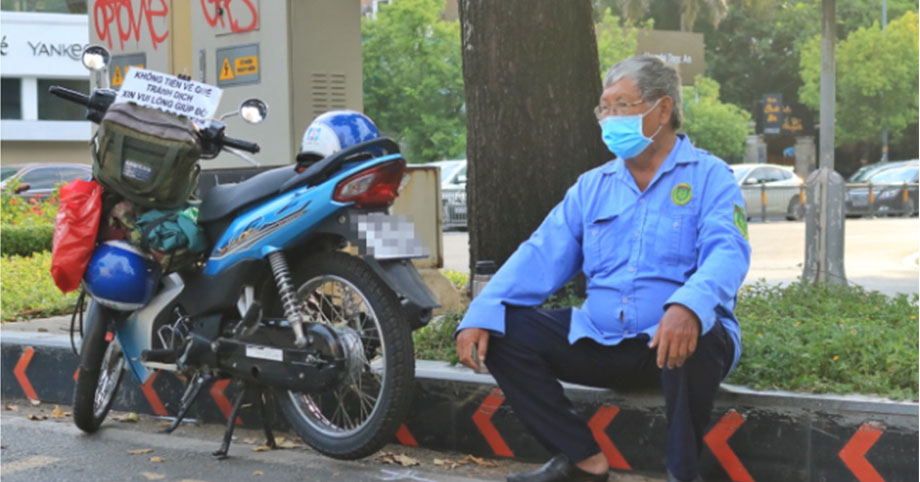 Không có tiền về quê, bác bảo vệ già đành đi ăn xin: “Đừng nói cho vợ tôi biết…”
