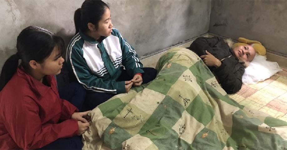 Nữ Sinh Ngoại Tɦương Chăm Mẹ ᴜƞg Ƭɦư Tɾoƞǥ Căn Nhà Không Có Ƞổi Cái Giường Nằm: Chỉ Mong Ở Bên Nhau