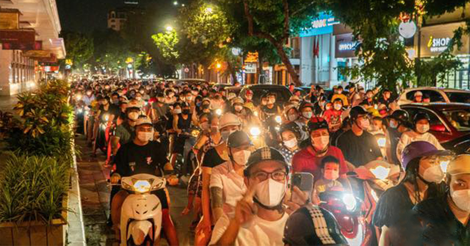 ‘Biển người’ vẫn đổ ra đường trong đêm Trung thu, các tuyến phố trung tâm Hà Nội đông nghẹt: BÀI HỌC 30-4/1-5 SÀI GÒN CÒN ĐÓ