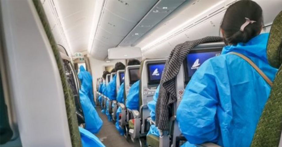 Bao nhiêu người đi cùng chuyến bay với ca nhiễm Omicron đầu tiên ở Việt Nam?