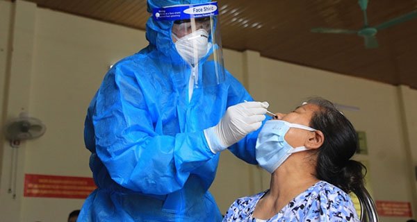 Ăn ngủ, sinh hoạt cùng F0 nhưng tôi vẫn âm tính: Bác sĩ nói có trường hợp ‘miễn nhiễm’ Covid-19