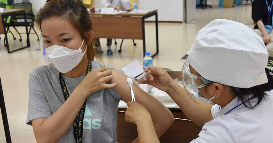 Hiệu lực khác biệt giữa người tiêm 2 mũi và 3 mũi vắc xin ngừa Covid-19: Đến lượt đừng chần chừ