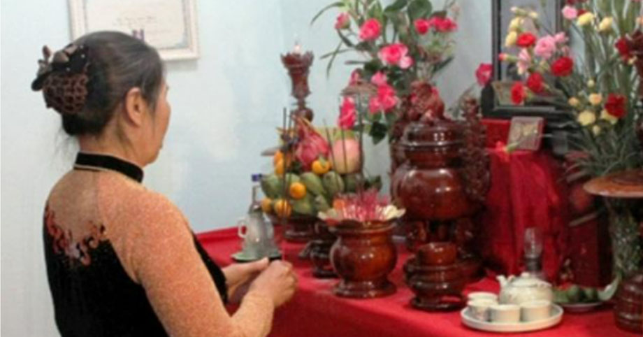 Biết dâu lau dọn bát hương mỗi ngày rằm, mẹ chồng chỉ mặt: Cô muốn nhà này lộn tùng phèo à
