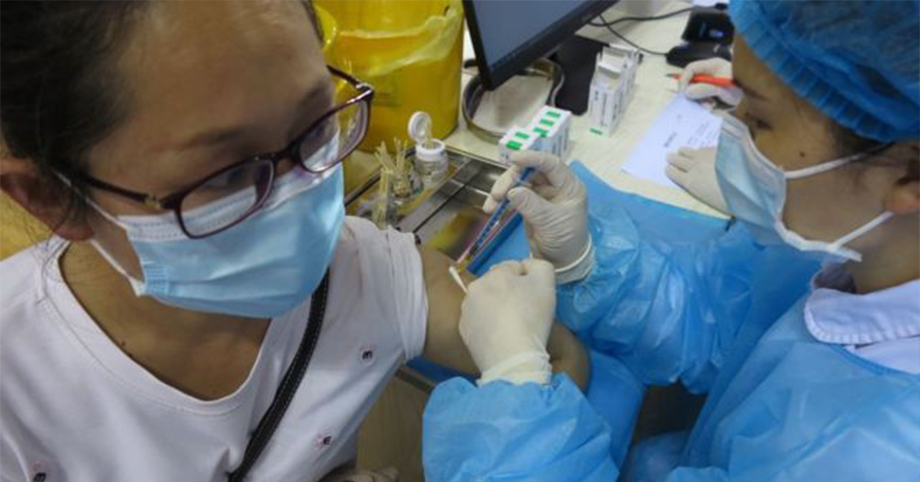 Vì sao Việt Nam chưa thể coi Covid-19 như bệnh cúm dù tiêm vaccine nhiều?