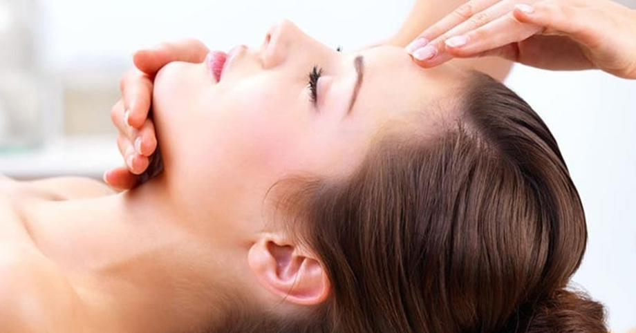Hậu Covid nhiều người khó ngủ, đau đầu: 5 động tác xoa bóp trước khi ngủ giúp cơ thể thải độc, ngủ ngon hơn
