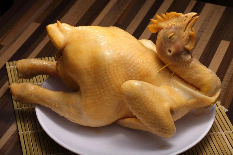 Luộc gà xong đừng bỏ ra đĩa ngay, làm thêm 1 bước gà giòn sần sật, thịt chắc, chặt không bị nát