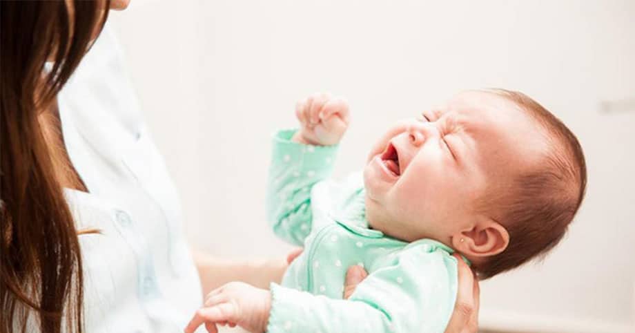 Sai lầm tai hại khi chăm trẻ sơ sinh khiến trẻ quấy khóc, nuôi mãi không lớn
