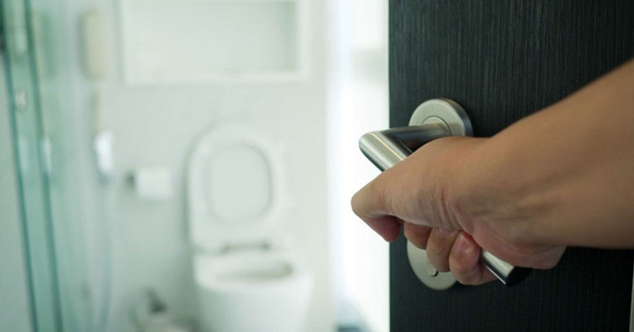 5 lý do tại sao chúng ta nên ngừng sử dụng điện thoại trong phòng tắm, nhà vệ sinh