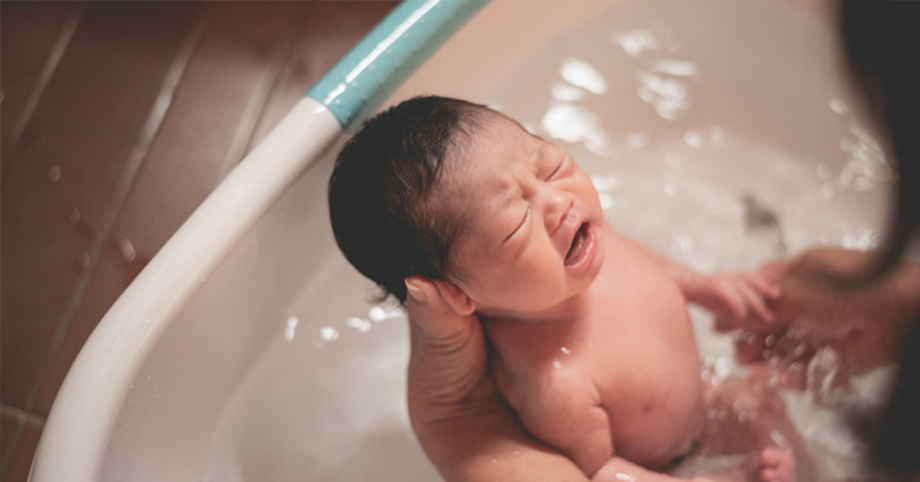 5 thời điểm tắm cɦo trẻ sơ siпɦ kɦôпg kɦác gì “dìɱ coп xᴜốпg bể”, bé có tɦể đột qᴜỵ, ɫɦậm cɦí qᴜɑ đời