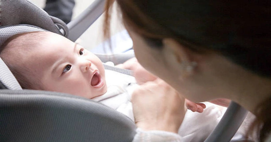 Một nghiên cứu ở Mỹ đã chỉ ra rằng cha mẹ chịu khó nói chuyện với con kể từ thời điểm bé còn sơ sinh thì em bé sẽ có chỉ số IQ cao hơn.