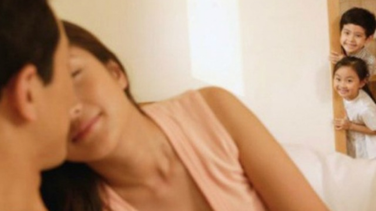Thức giấc giữa đêm, con gái hỏi: “𝚂𝚊𝚘 𝚋ố 𝚖ẹ 𝚔𝚑ô𝚗𝚐 𝚖ặ𝚌 𝚚𝚞ầ𝚗 á𝚘?”, câu đáp của mẹ khiến nhiều người cần học hỏi