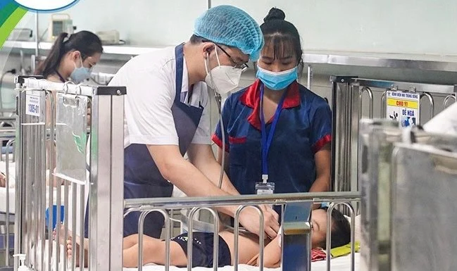 Trẻ nhiễm Adenovirus có triệu chứng thế nào, cha mẹ cần làm gì để giúp con phòng bệnh?