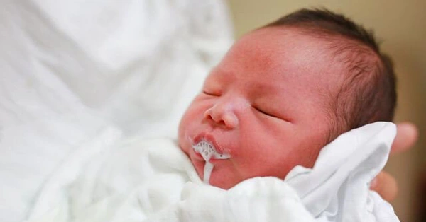 Thấy con hay ói sau bú, người quen bảo do sữa mẹ không tốt, không ngờ em bé mắc bệnh hiếm gặp