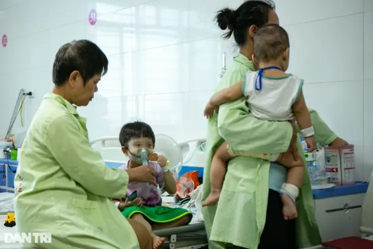 Hà Nội: Hơn 800 ca Adenovirus/tuần, phụ huynh đua nhau trữ thuốc cho con