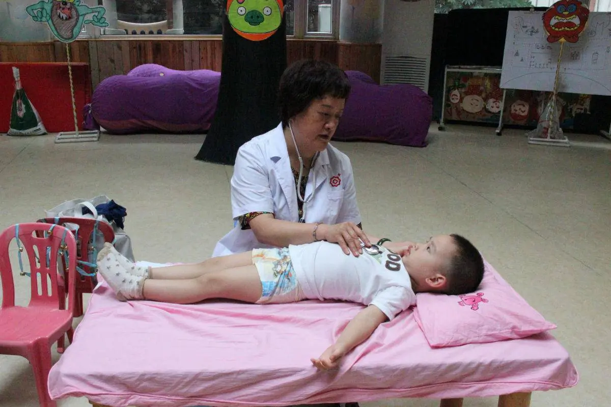 Con lùn nhất lớp, đi khám bác sĩ mắng té tát ‘Đừng đánh thức trẻ trước giờ này buổi sáng’